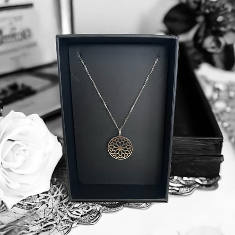 FLOWER CIRCLE SILVER NECKLACE